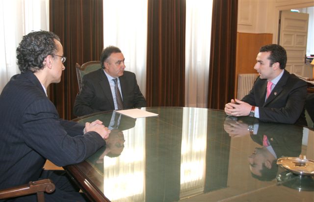 O presidente do colexio, Fernando Suárez, e o vogal, Francisco Bago, reunidos con Carlos Varela, Fiscal Superior de Galicia